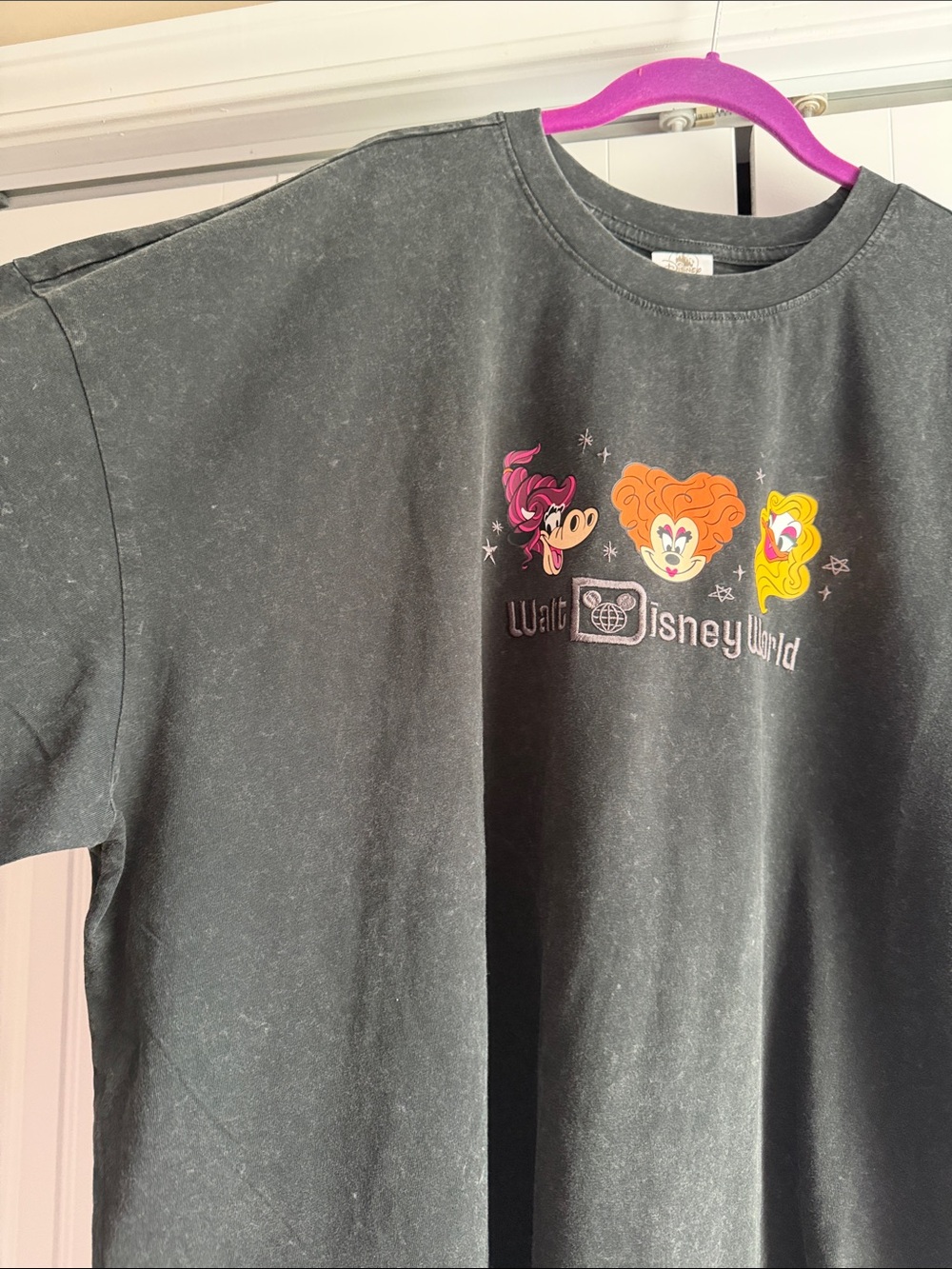 NWT WALT DISNEY WORLD SANDERSON SISTER HOCUS POCUS GRAPHIC HALLOWEEN T-SHIRT - Picture 6 of 7